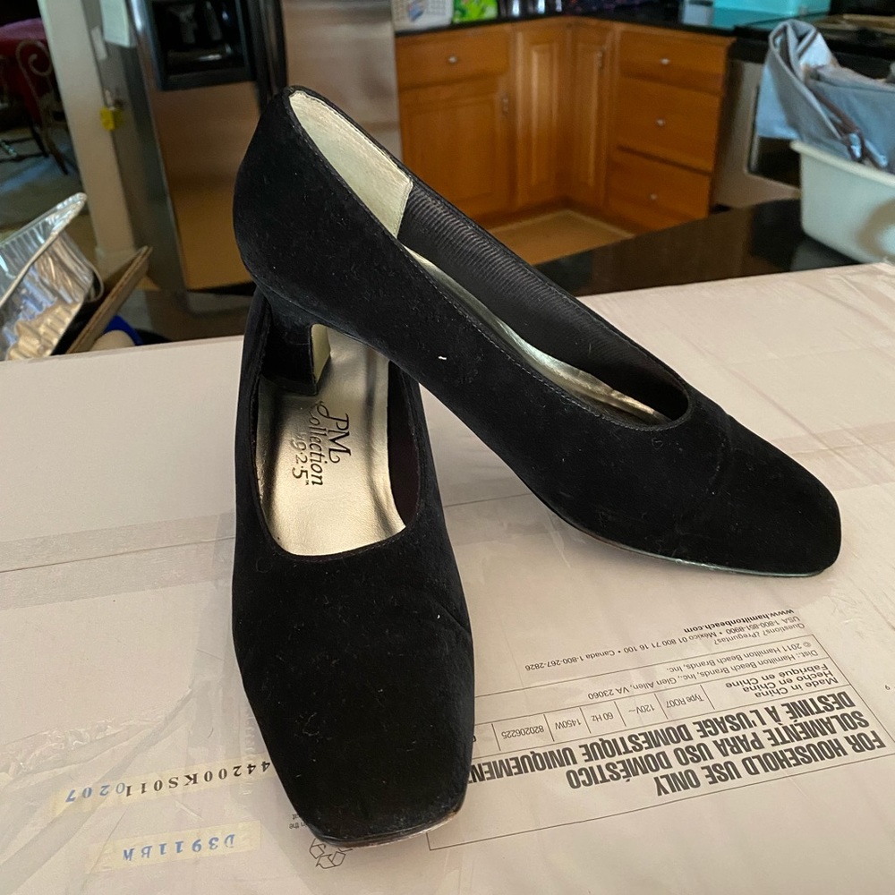 PM Collection by 9•2•5 Black Velvet Pumps